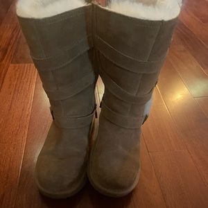 UGG Maddi Big Kid boots Size 1